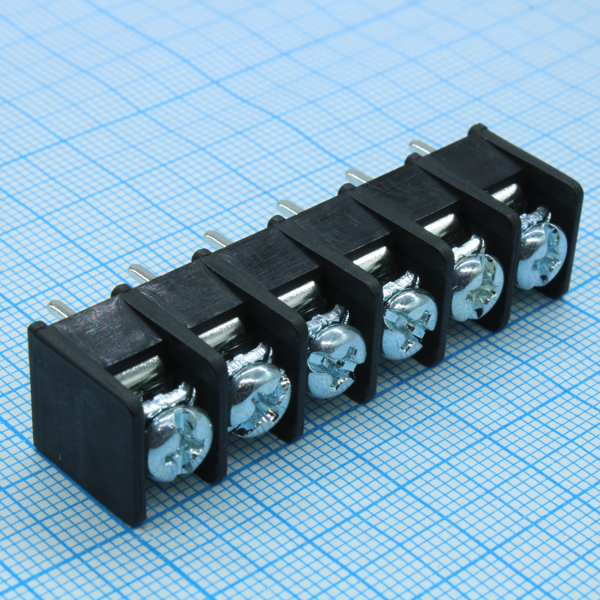 2-1437667-9 - Клеммный барьерный блок 6 контактов шаг 8.26 мм монтаж в отверстие 25А/контакт