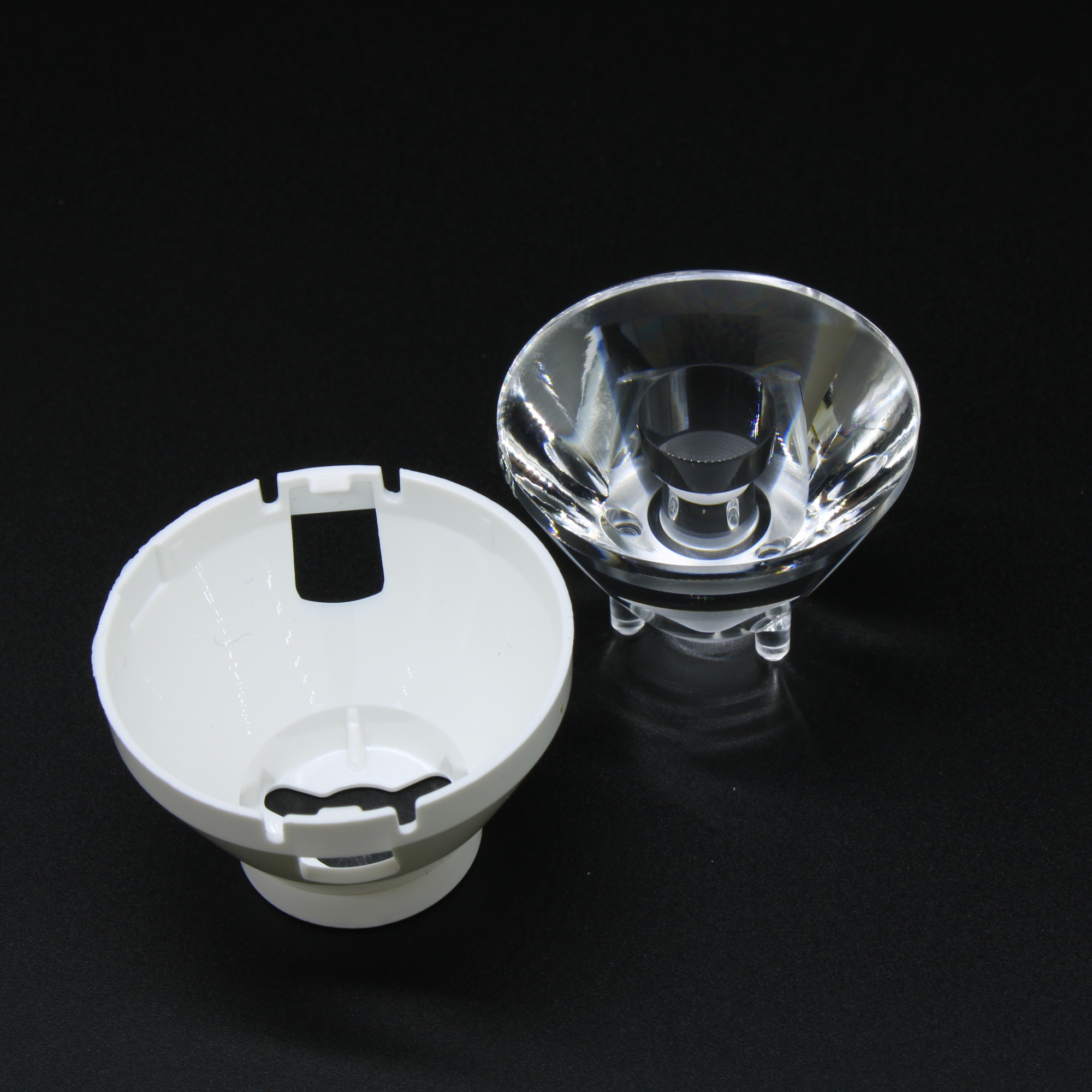 AJS35D22H3.8G - Линза белая с держателем для светодиода 3535/3030/5050XML,   эфф=93%, 3.8°, D=35mm  H:23,33mm, PMMA