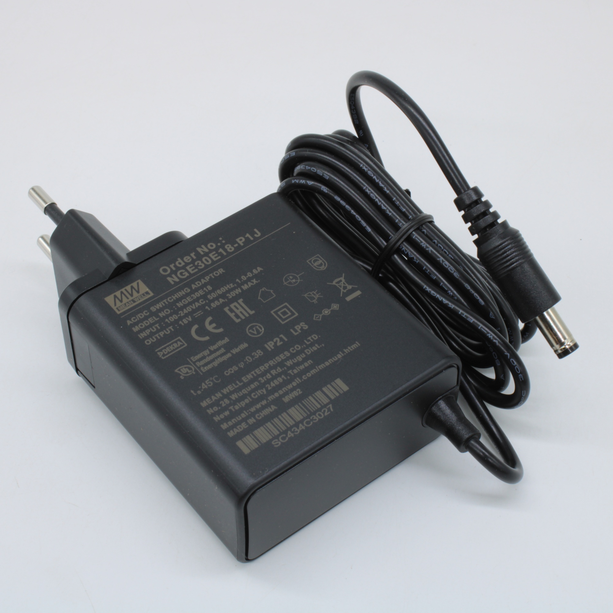 NGE30E18-P1J - AC-DC, 30Вт, сетевой адаптер, выход 18В/1.66А, вход 80...264В AC, 47...63 Гц, изоляция 4000B DC, 2xMOPP, 62x30*x65мм, -30...+70C, евровилка, выходной разъем 11мм, диам. 5.5х2.1мм