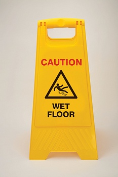 gws256702 - Пластиковая предупреждающая стойка. Цвет  - желтый. Надпись красно/черная «WET FLOOR». Высота 660мм.