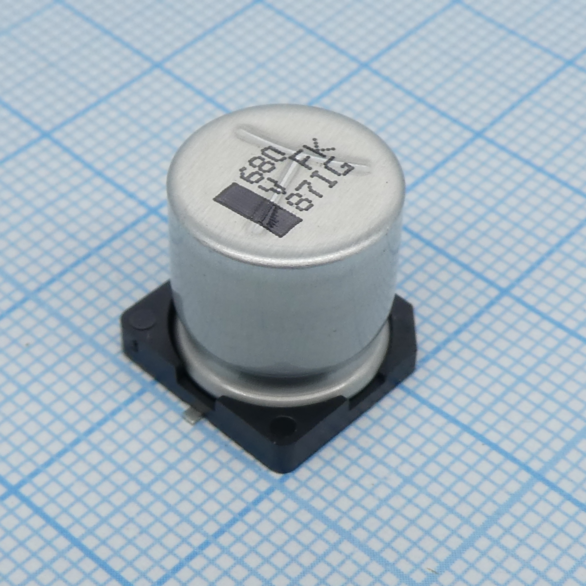 EEVFK1V681Q - Конденсатор алюминиевый электролитический 680мкФ 35В 20% Low ESR 1100мА SMD12.5x13.5мм 105°C/5000ч