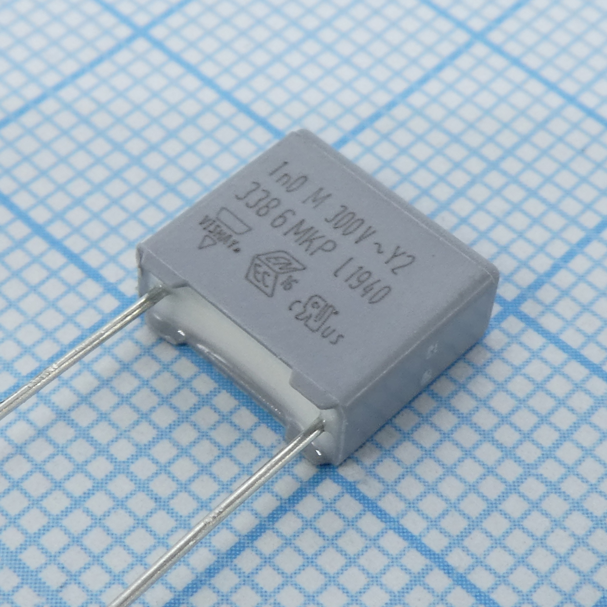 BFC233866102 - Пленочный конденсатор Y2 1000пФ 1000VDC/300VAC ±20% 10х4х6мм 105°C ammo