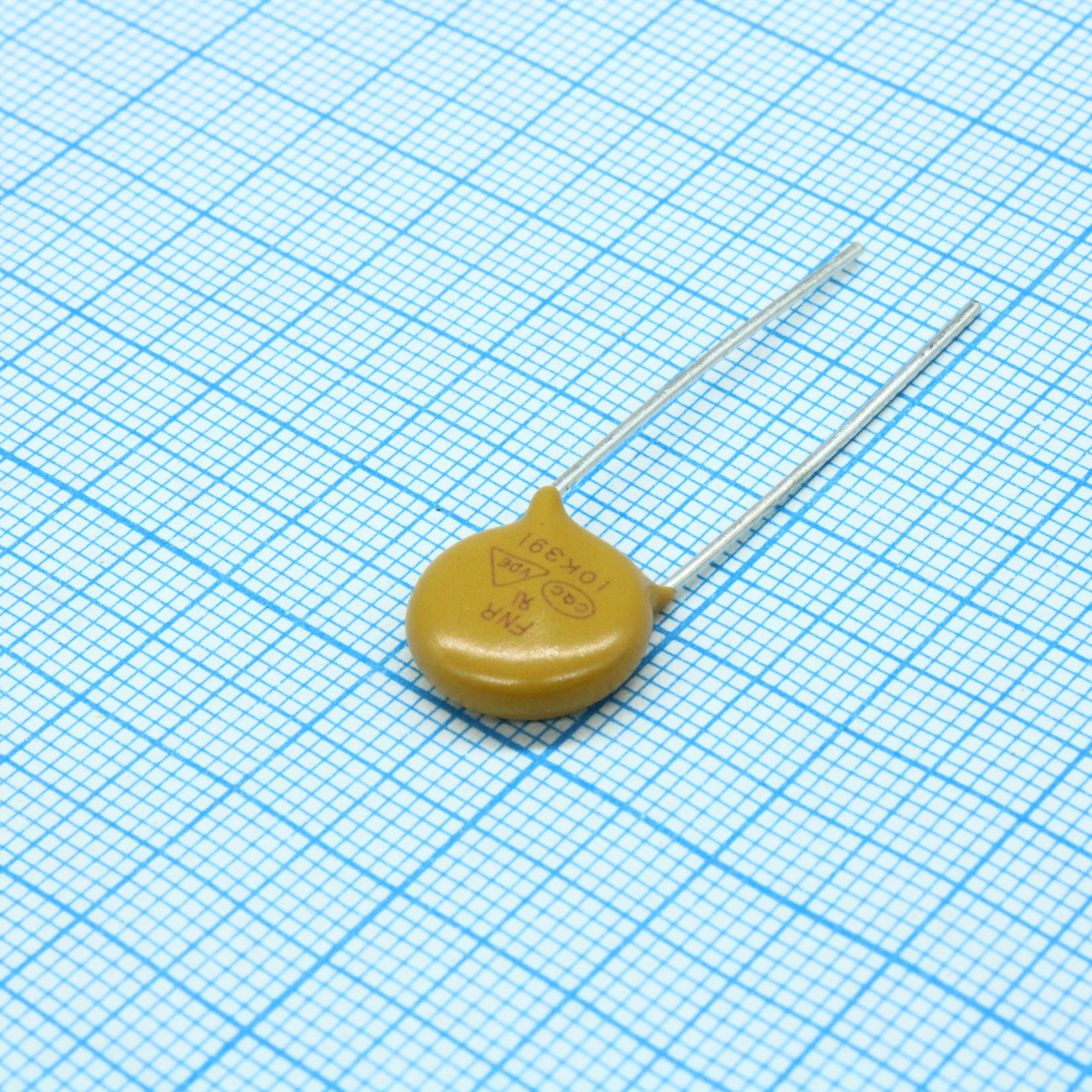 FNR-10K391 - Варистор 250Vac/320Vdc, 2500A, 390V(1mA), радиальные выводы, россыпь