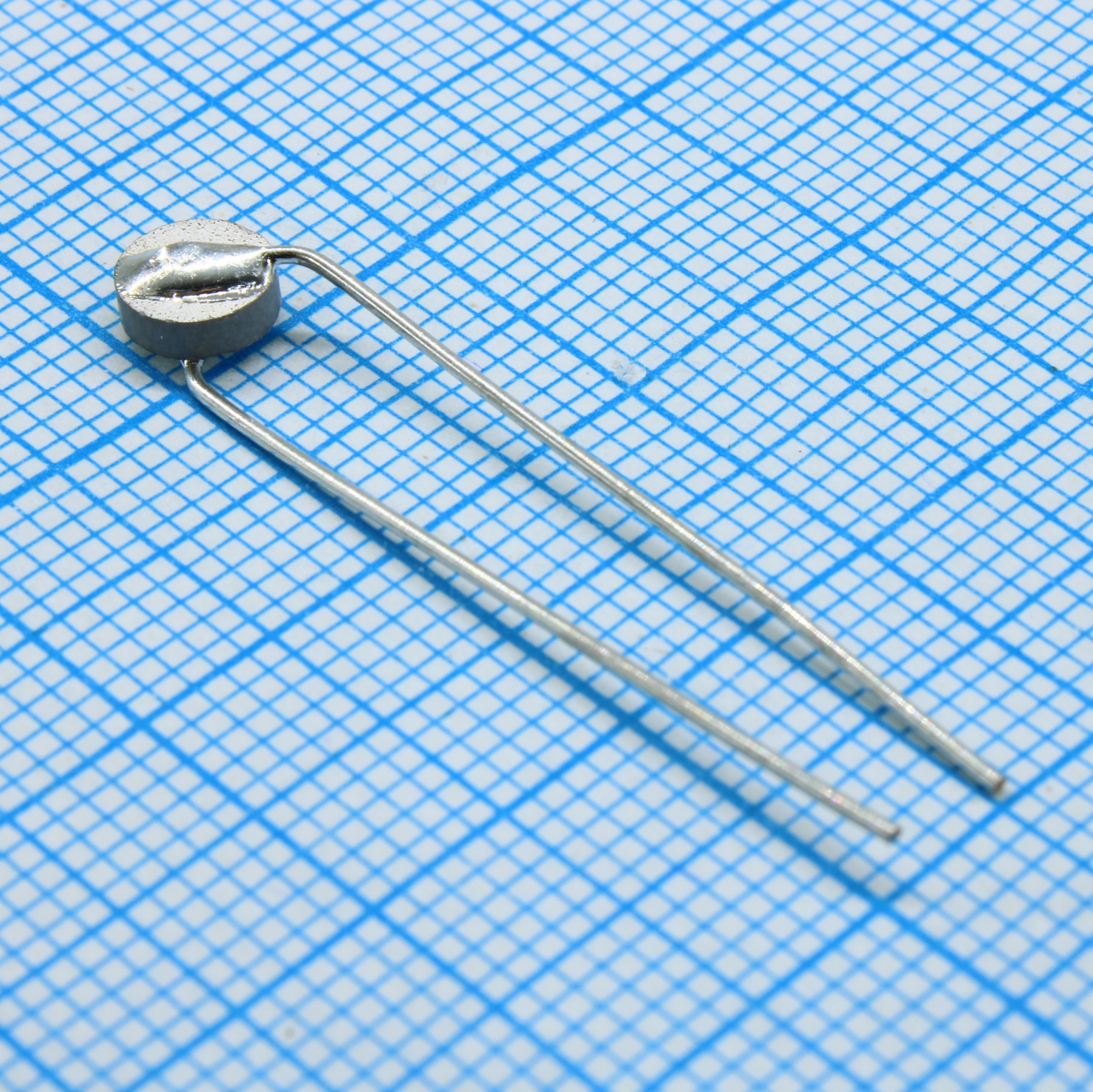 CMF-RL25U-0 - Предохранитель самовосттанавливаемый PTC 0.06A(захват) 0.15A(удержание) 230В переменного тока 0.9A 0.5сек радиальный 5.2х3.5мм россыпь