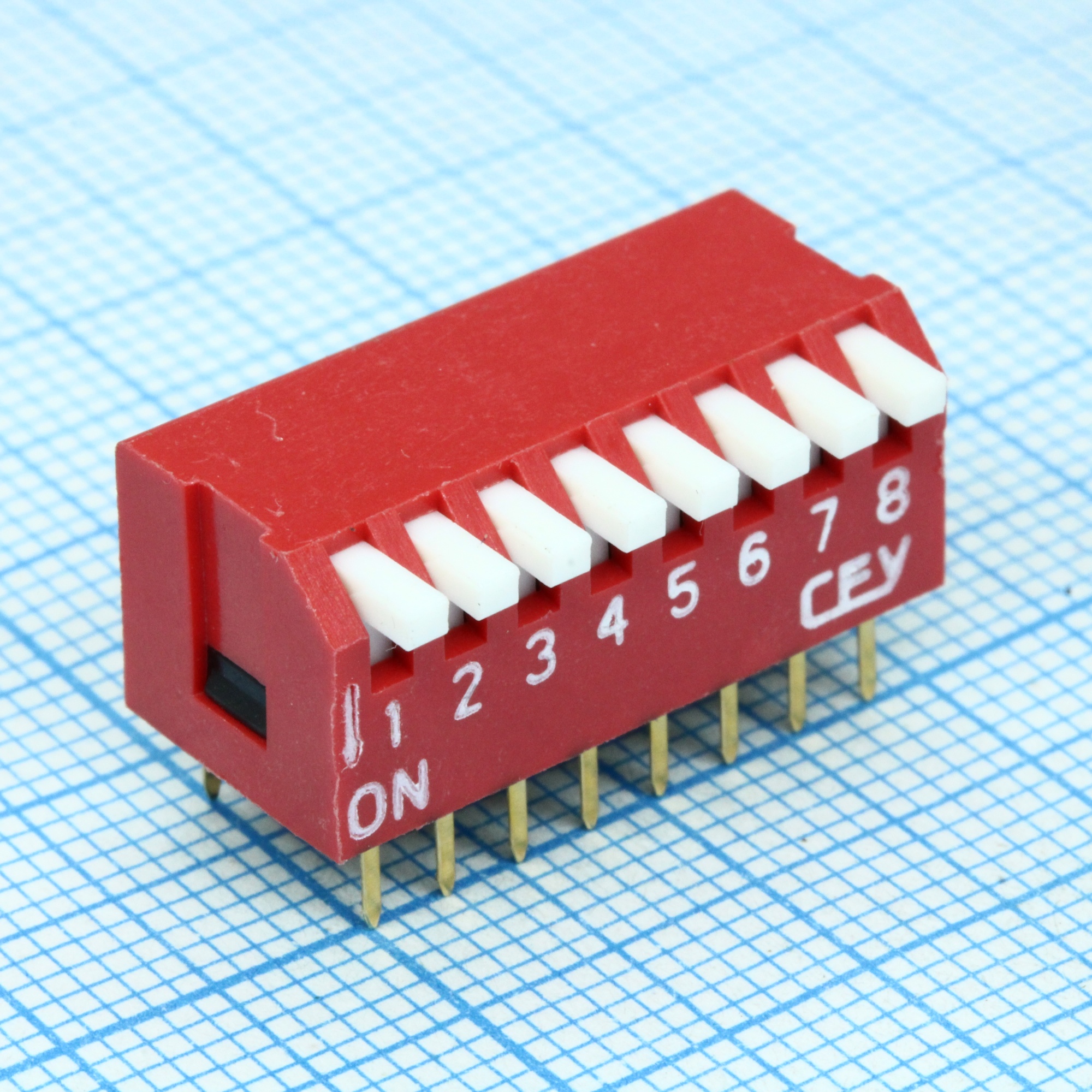DS1040-08RT - DIP переключатель 8 групп угловой красный
