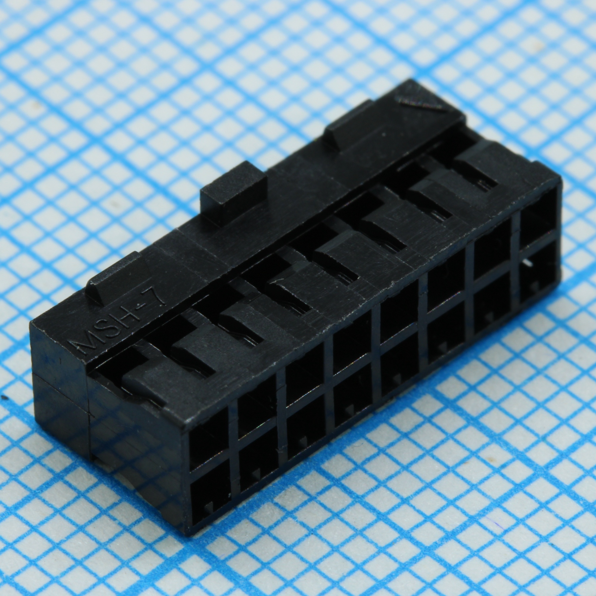 511101651 - Корпус розетки 16 контактов 2мм с ключом и фиксатором