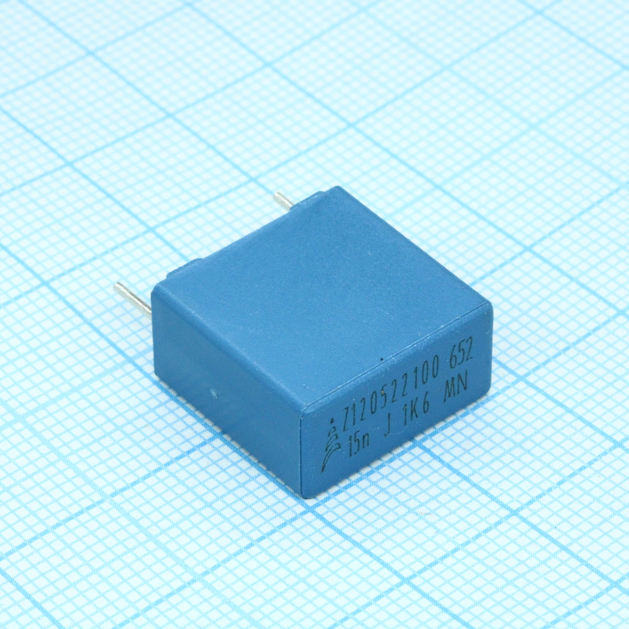 B32652A1153J - Конденсатор металлоплёночный полипропиленовый 0.015мкФ 1600В ±5% (18х9х17.5мм) радиальный 15мм 110°С автомобильного применения россыпь