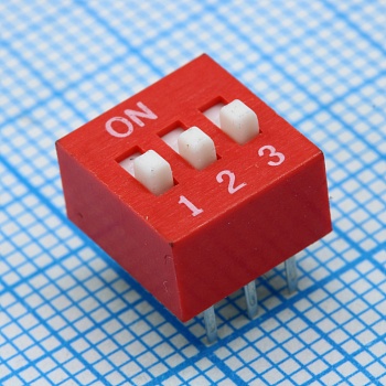 L-KLS7-DST-03-R-00 - DIP-переключатель 3 группы красный монтаж в отверстие шаг 2.54мм 0.025A 24В с выступающим движком