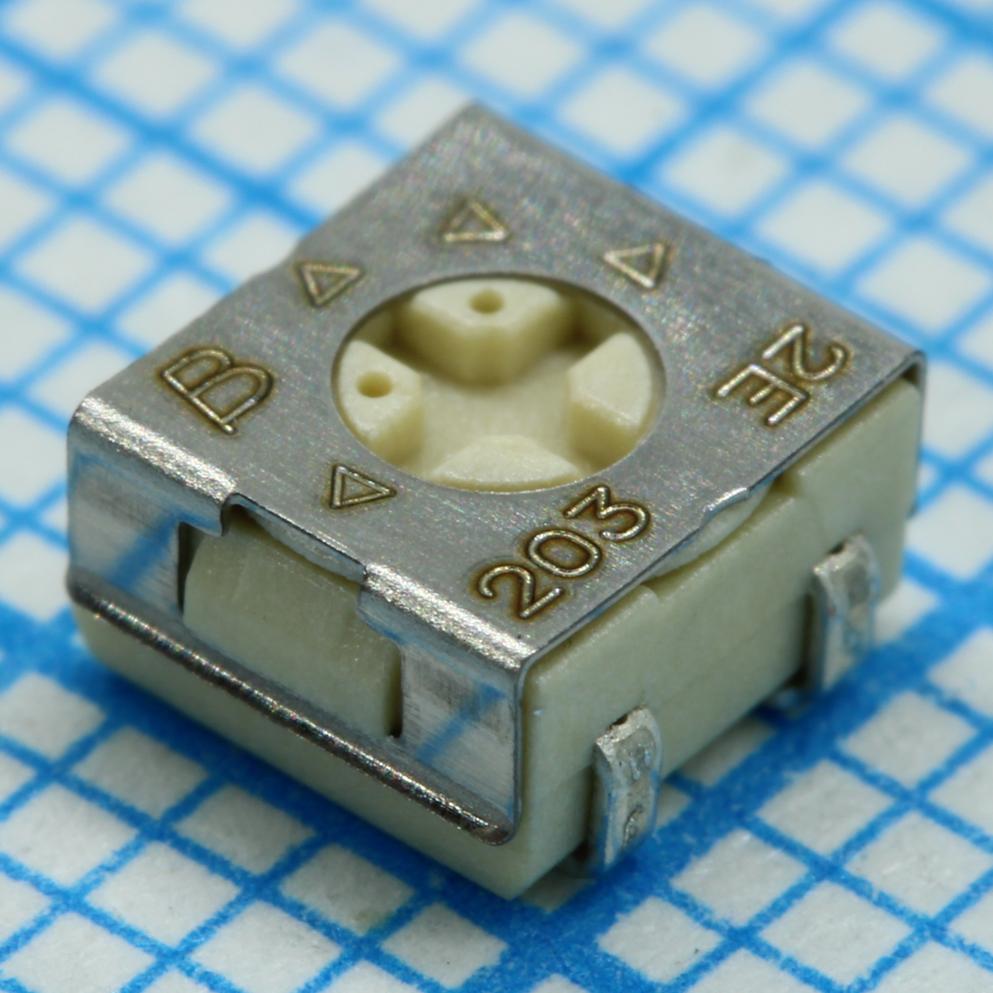 3314J-2-203E - Потенциометр однооборотный керметный 20кОм ±20% 0.25Вт SMD