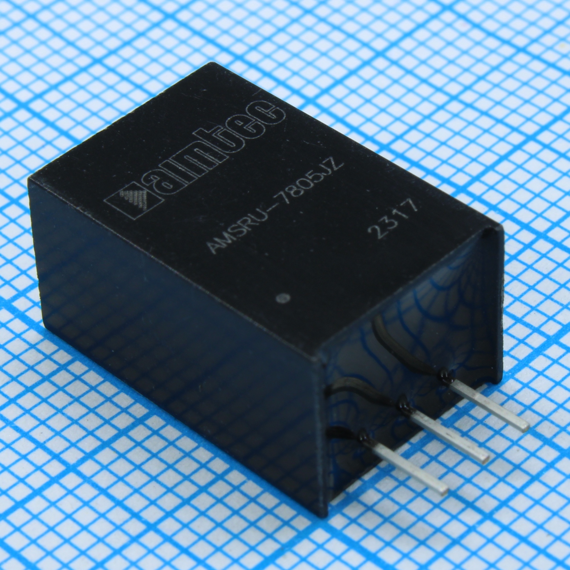 AMSRU-7805JZ - Преобразователь DC/DC, 5Вт, без гальванической развязки, вход 9…90В, выход 5В/0.5А, КПД 87%, максимальная емкостная нагрузка не более 100мкФ, SIP3, прямые выводы, 17.5x9x11,5мм, -40…+85°С