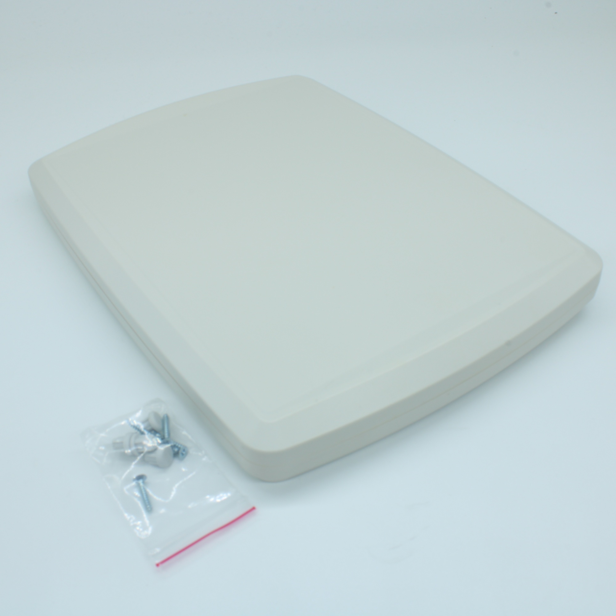 PL2984WH - Тонкий приборный корпус белого цвета из ударопрочного жаростойкого  пластика