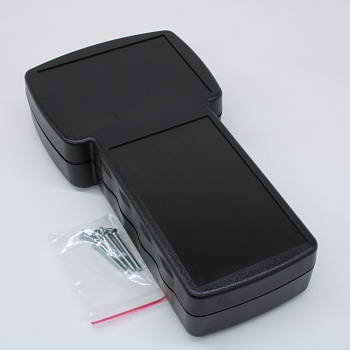 G828B(S)BC - Пластиковый корпус черного цвета из прочного пластика с отсеком для батарей