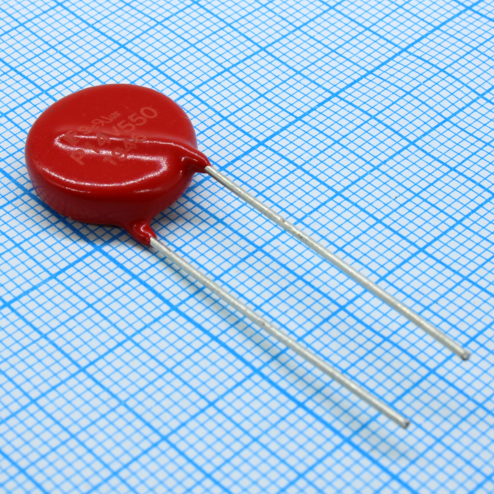 V14E550P - Варистор из оксида металла 550В переменного тока/745В постоянного тока 6000A 1001В радиальный россыпь