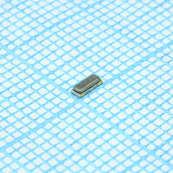 CSTCE8M00G52A-R0 - Керамический резонатор 8МГц ±0.5% (точность) ±0.2% (стабильность) 10пФ 40Ом автомобильного применения 3-Pin CSMD лента на катушке