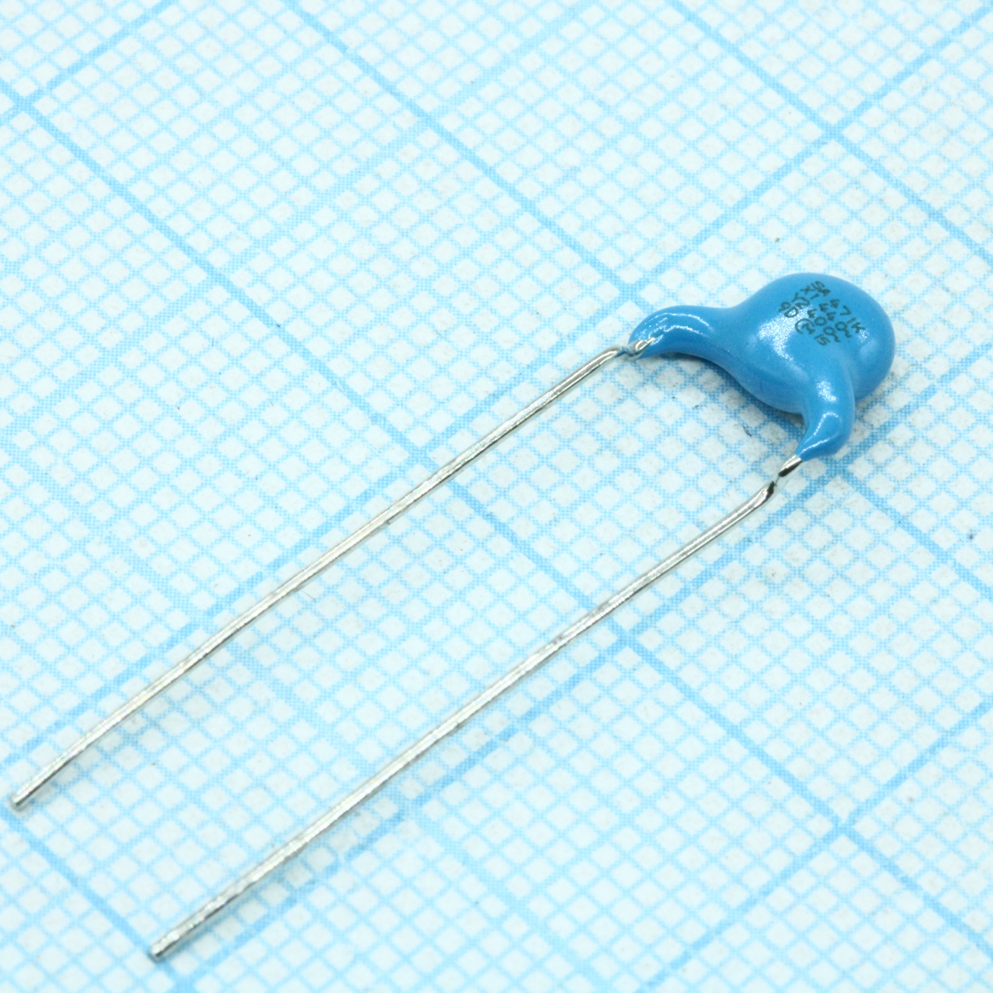 DE2B3SA471KA3BY02F - Конденсатор керамический помехоподавляющий радиальный X1/Y2 470пФ 400VAC ±10% (7 X 5мм) шаг выводов 7.5мм 125° россыпь