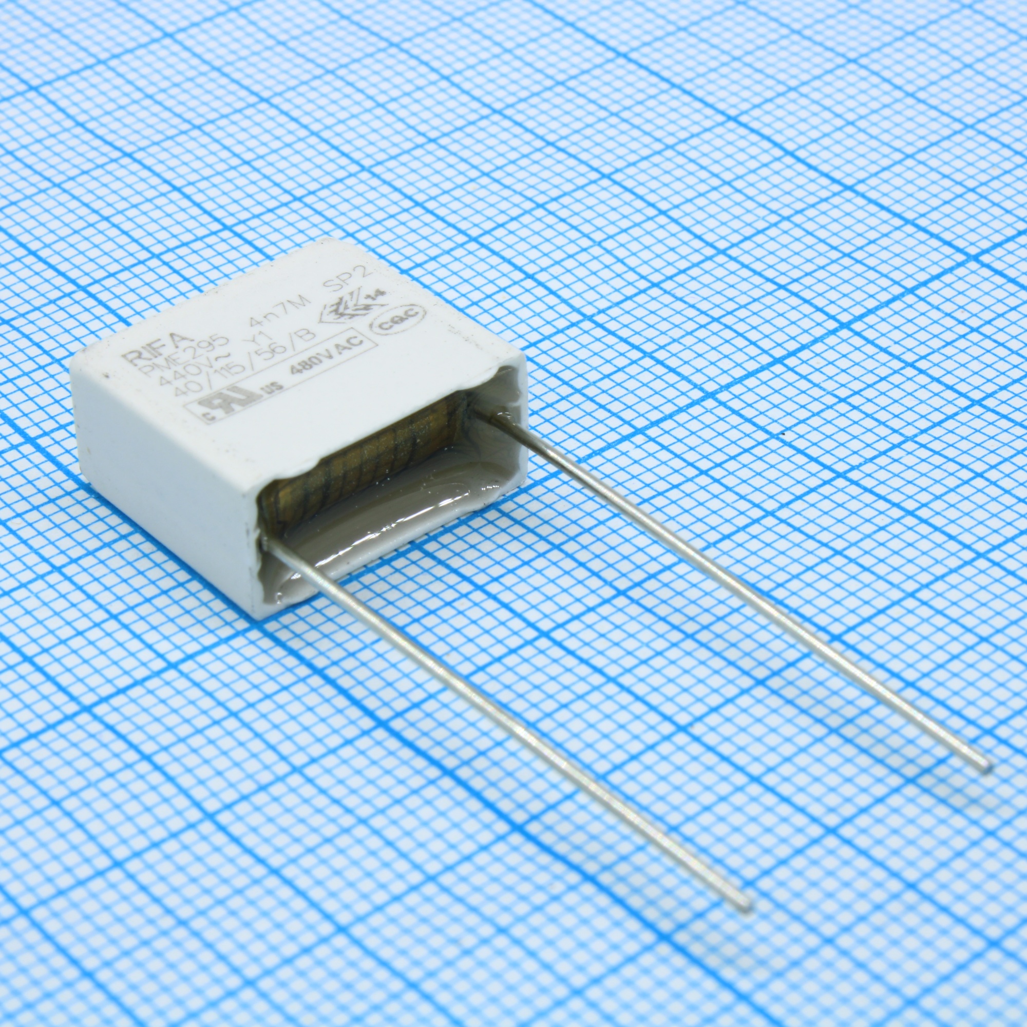 PME295RB4470MR30 - Конденсатор пленочный помехоподавляющий Y1 4700пФ 1500В/440VAC ±20% (18.х8.5х16мм) радиальный 15мм 115°С россыпь