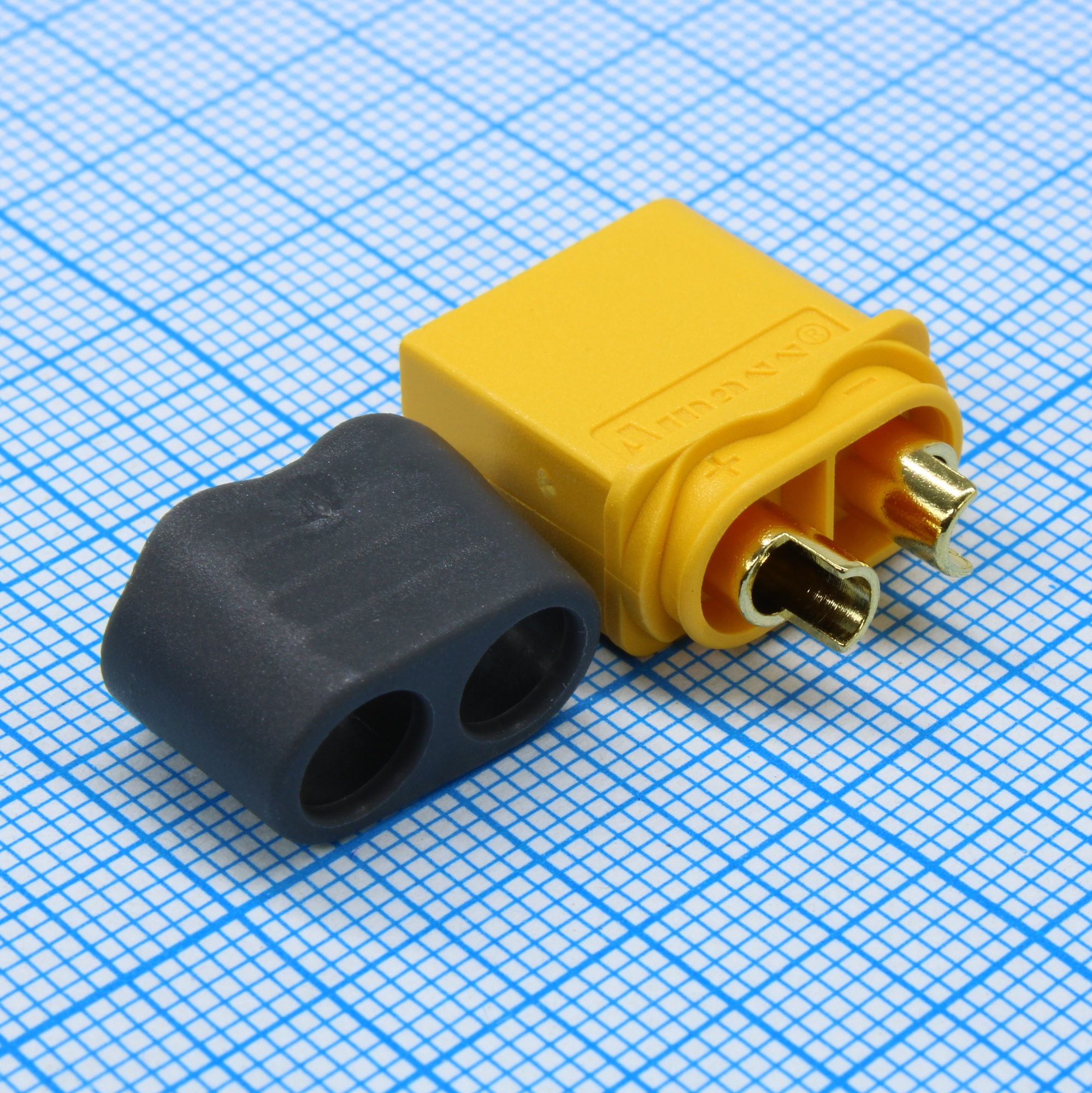 XT60H-M - Вилка 2 контакта на кабель с кожухом 30A; 500V