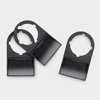 Держатель маркировки DMA-22-18x27-B - Держатель маркировки PTp-18-W и PTp-18-Y, для кнопок, переключателей и светосигнальной арматуры с установочным диаметром 22 мм и полем для маркировки 27х18 мм, цвет черный, в упаковке 50 штук (аналог ZBZ33)