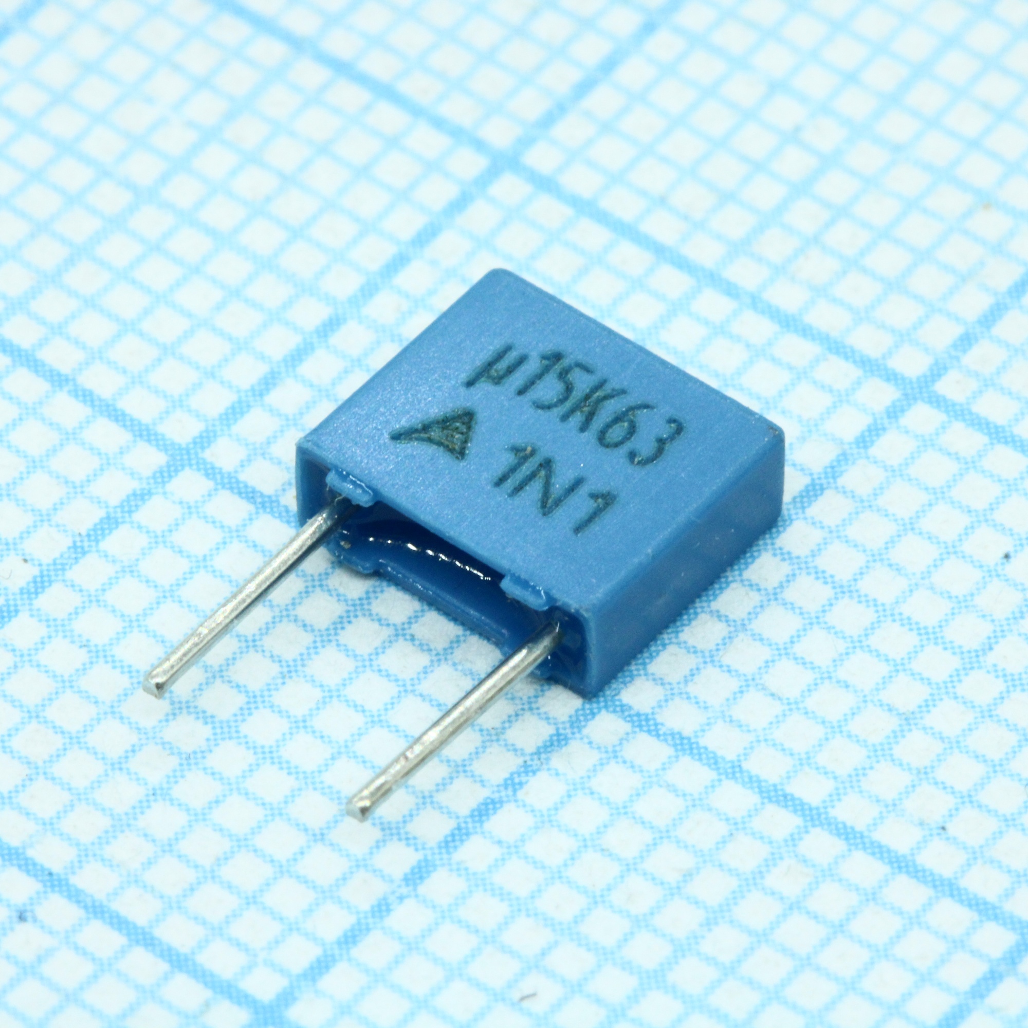 B32529C0154K - Конденсатор металлоплёночный полиэтилентерефталатный 0.15мкФ 63В ±10% (7.3х2.5х6.5мм) шаг выводов 5мм 125°С автомобильного применения россыпь