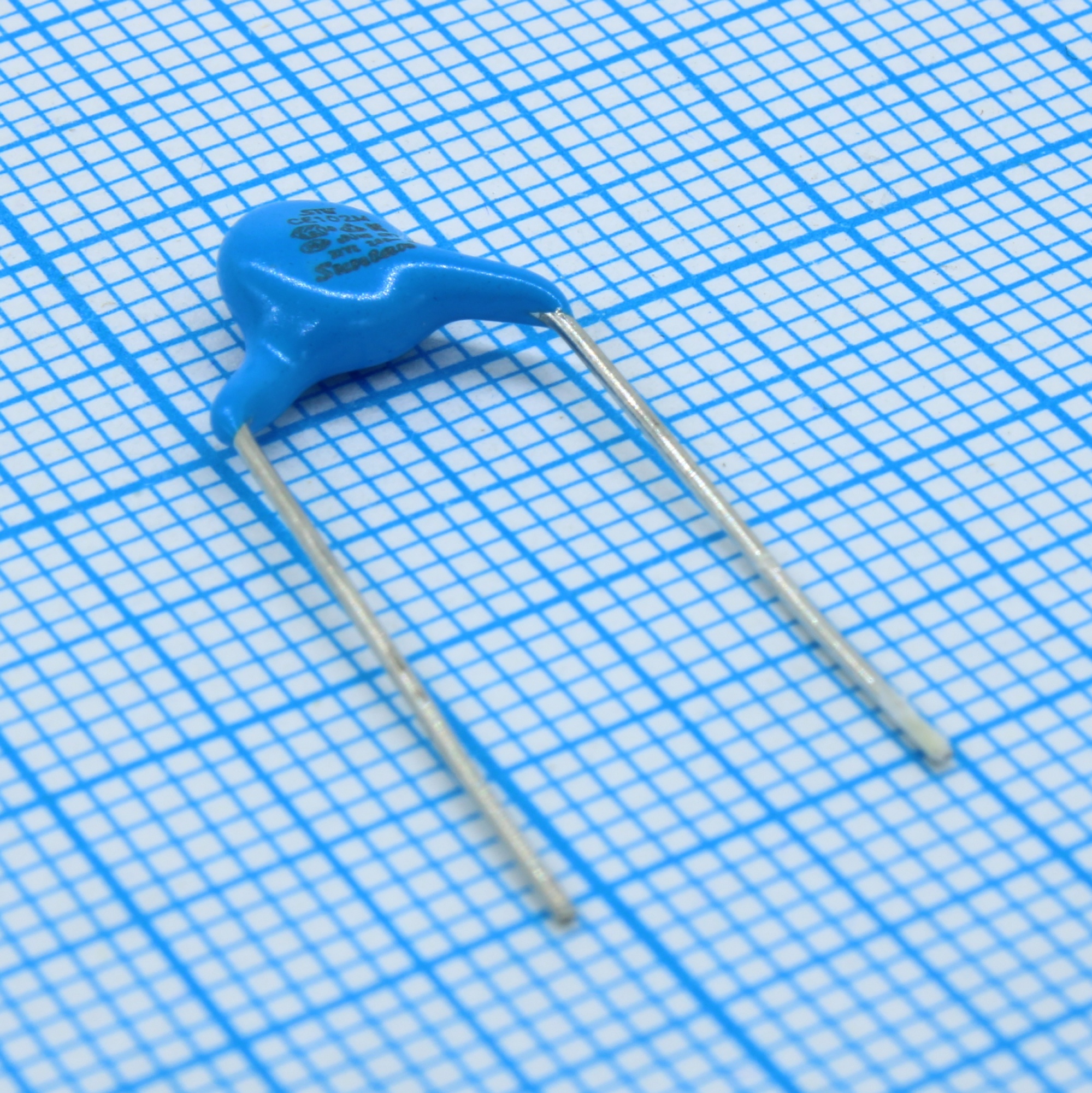 TS22002T102MSAUD0R - Конденсатор керамический помехоподавляющий радиальный X1/Y1 0.001uF 250VAC E 20% (8 X 8mm), длин. форм. выводы с шагом10mm, на ленте