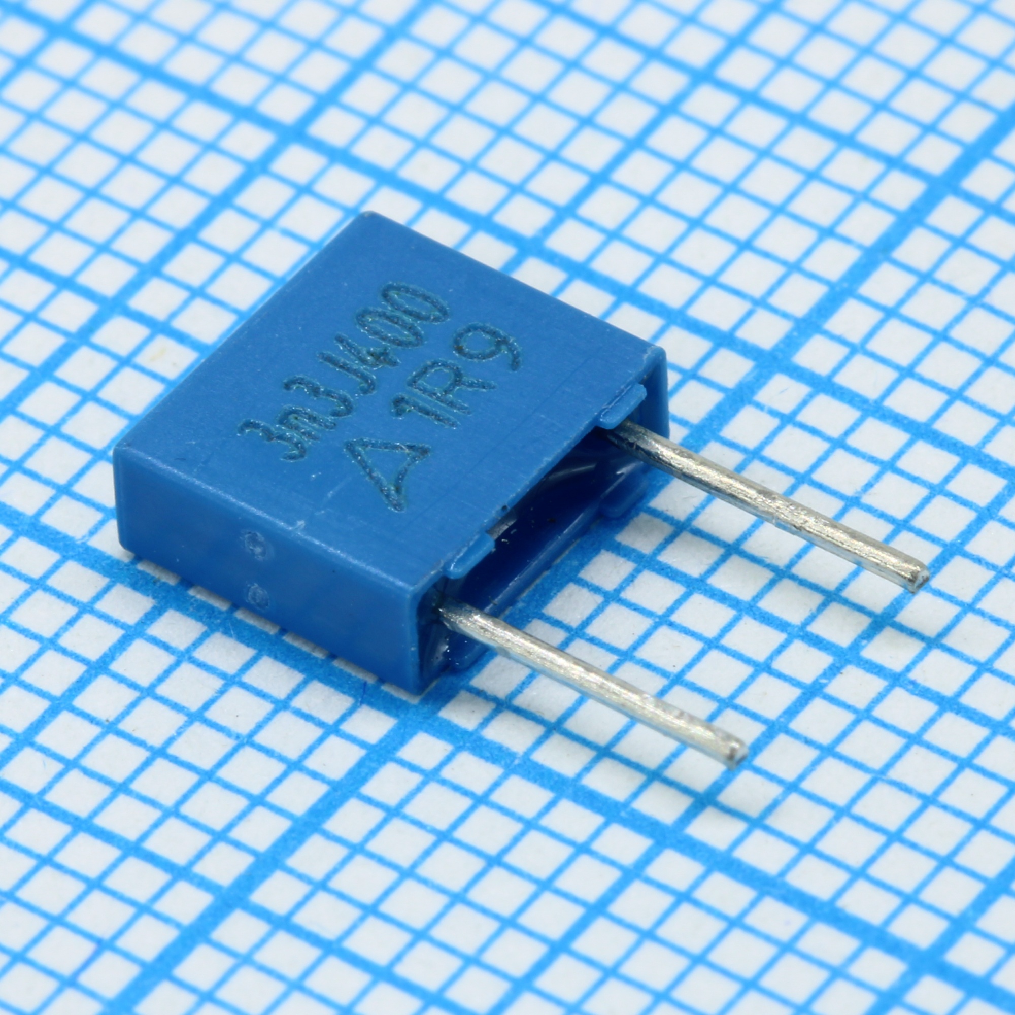 B32529C6332J - Конденсатор металлоплёночный полиэтилентерефталатный 3300пФ 400В ±5% (7.3х2.5х6.5мм) шаг выводов 5мм 125°С автомобильного применения россыпь