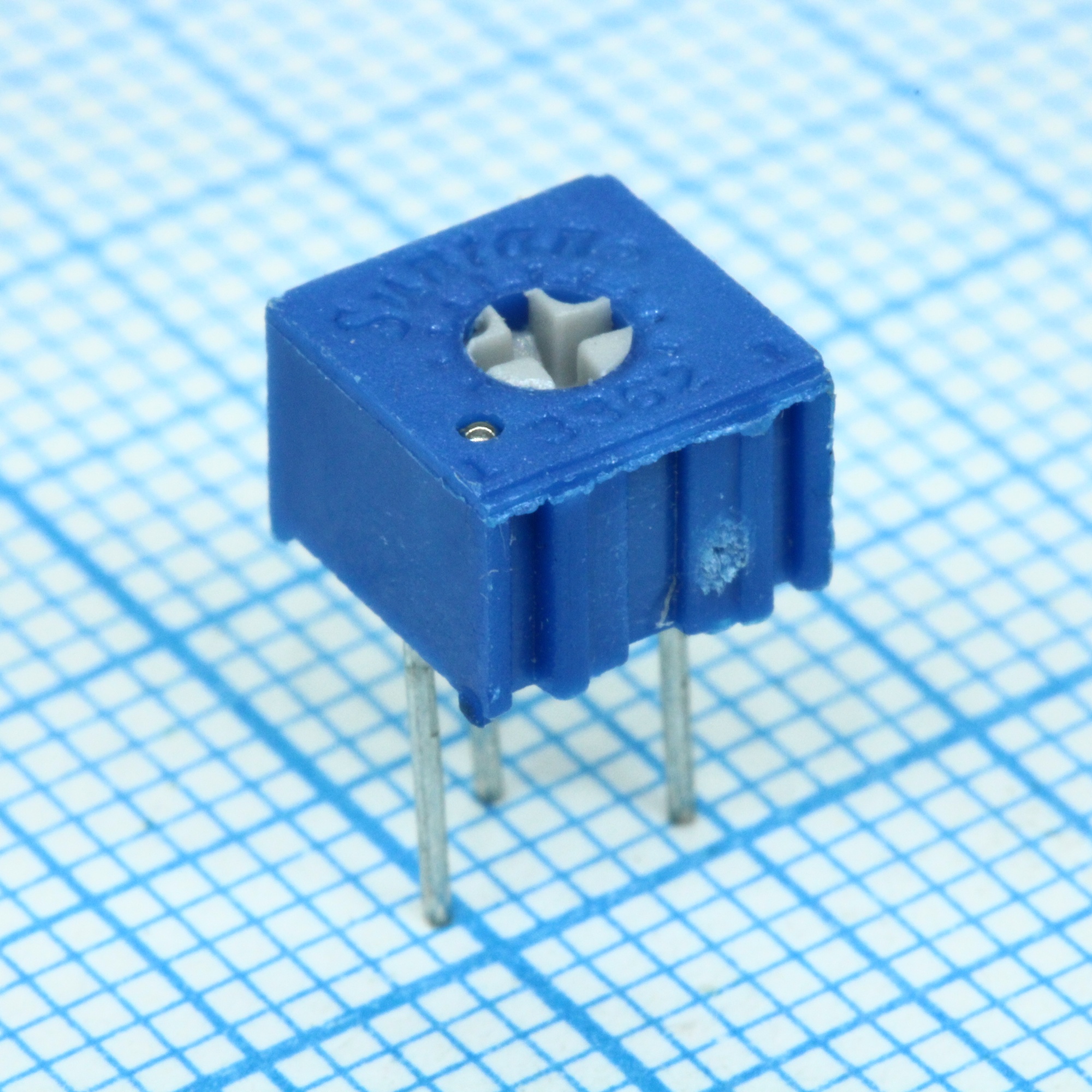 TSR-3362P-333R - Потенциометр однооборотный керметный 33кОм 0.5Вт ±10% (6.6 X 6.99 X 4.7мм)
