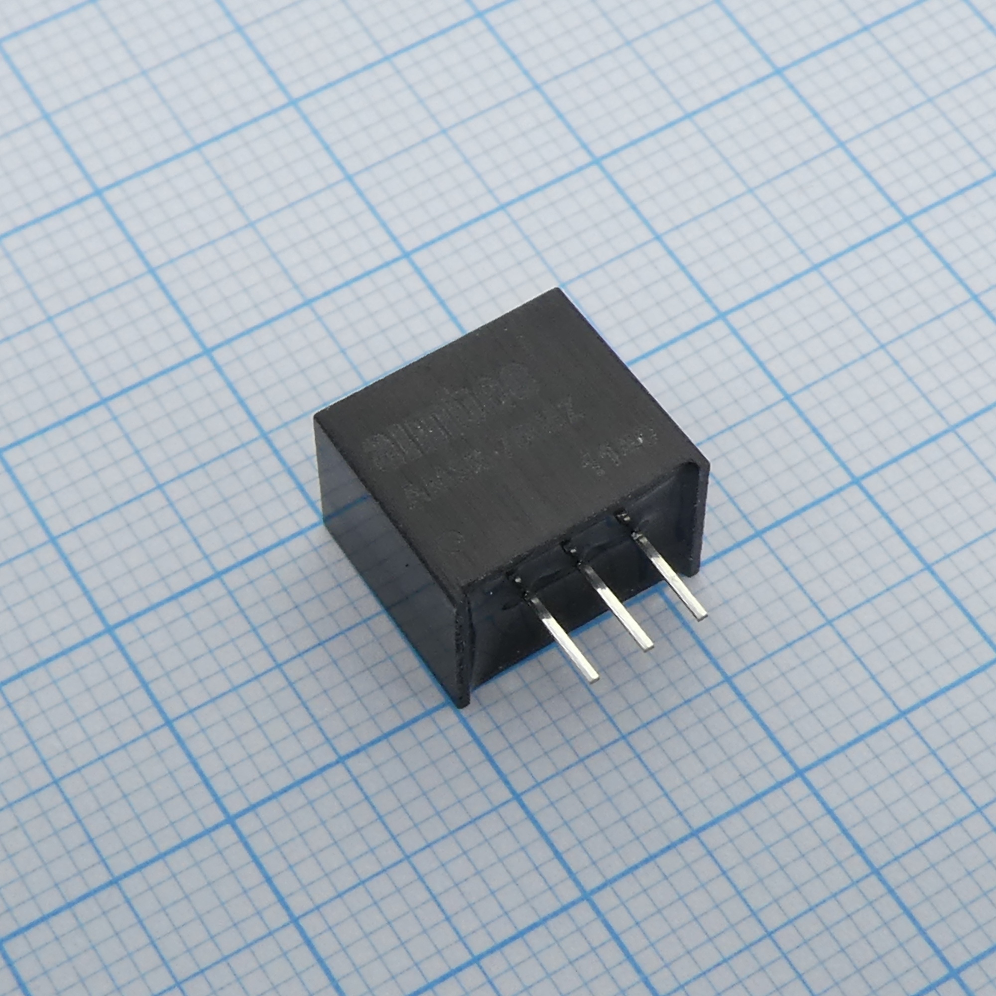 AMSR-7812Z - Преобразователь DC/DC импульсный стабилизатор (аналог линейных регуляторов КРЕН и 78xx), 6Вт, без гальванической развязки, вход 15…34В, выход 12В/0,5А, SIP3, 12x7,5x10,2мм, -40…+85°С