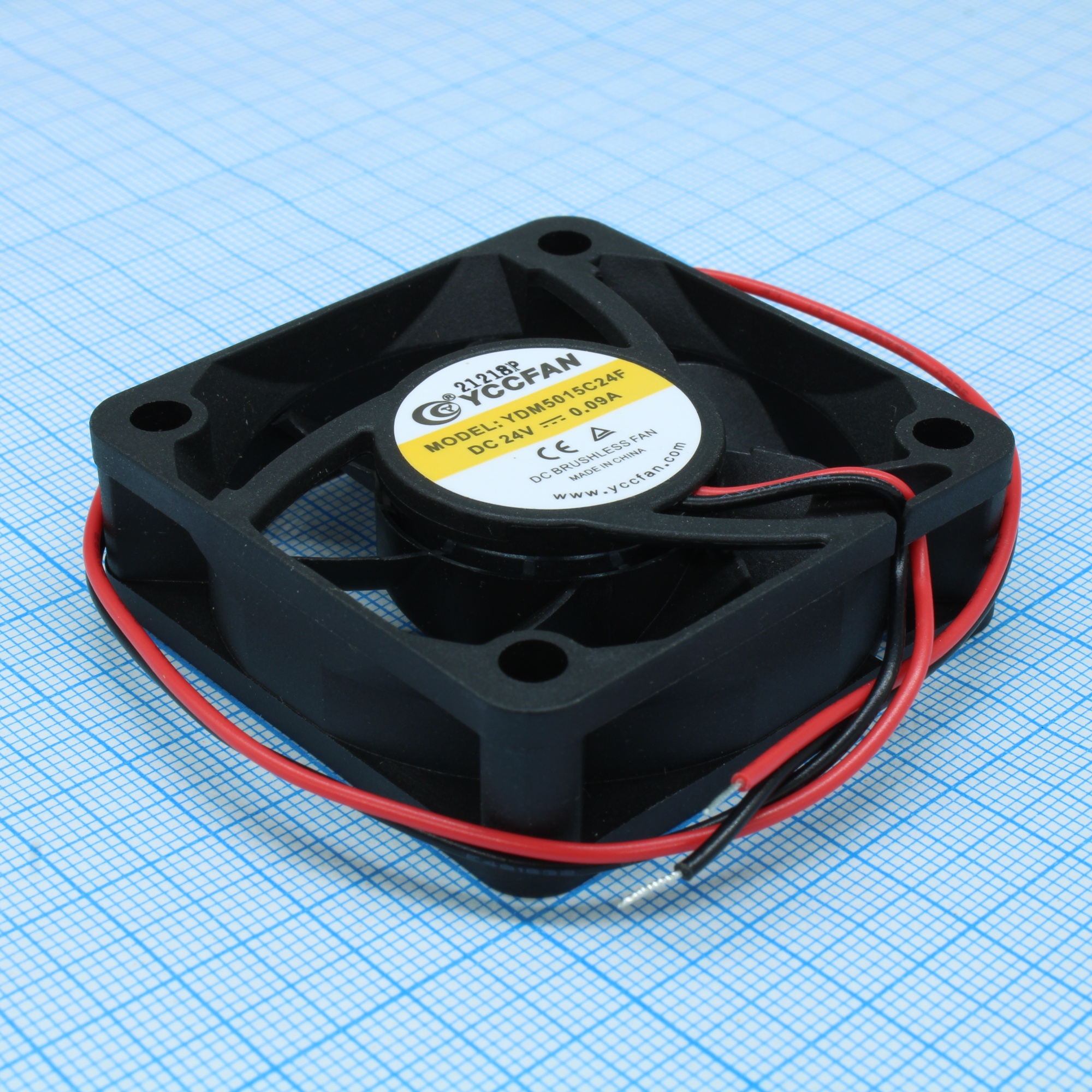 YDM5015C24F - Вентилятор 24В 50х50x15 C, 1.2Вт, 6000 об/мин, 26.45м3/час, 37.4дБ, подшипник скольжения CycleSeal, тип вывода - провод