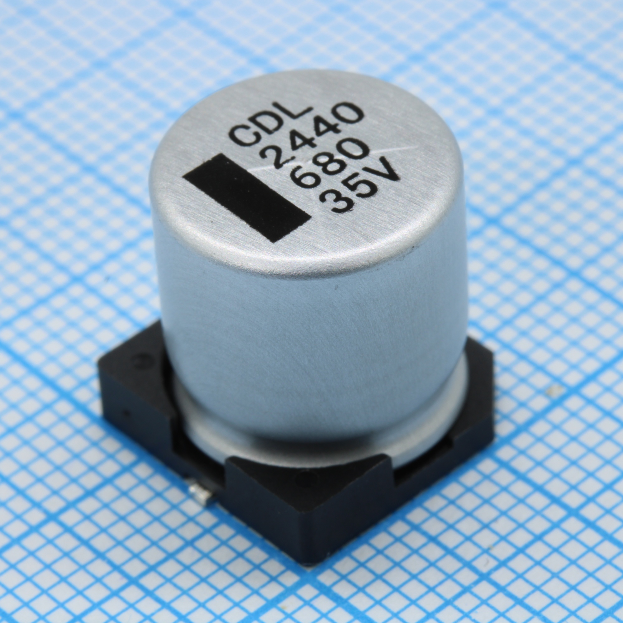 CDL035M681XDBPKKKV00R - Конденсатор алюминиевый электролитический 680мкФ 35В ±20% (12.5х13.5мм) для поверхностного монтажа 0.06 Ом 1100мА 5000час 105°С лента на катушке