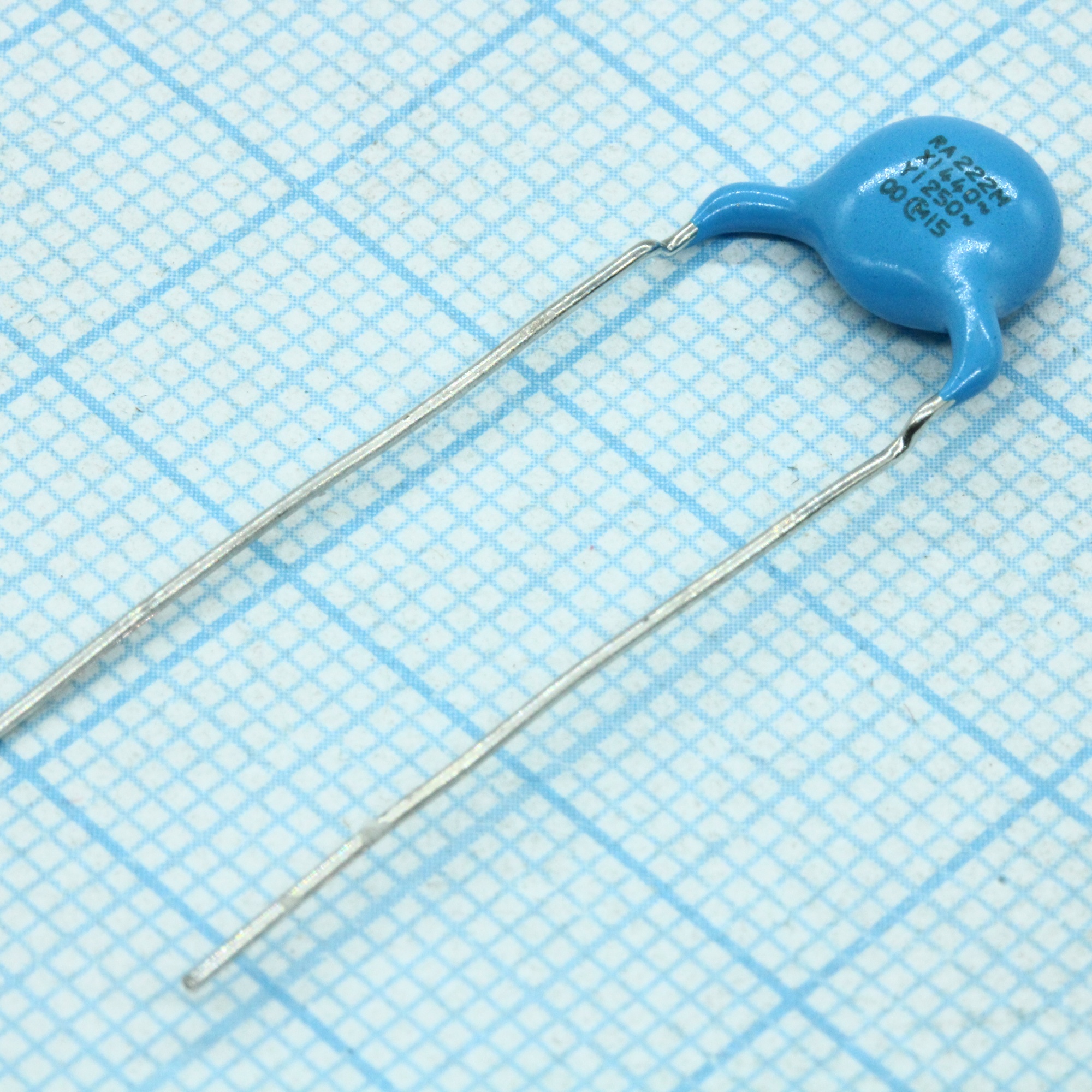 DE1E3RA222MN4AN01F - Конденсатор керамический помехоподавляющий радиальный X1/Y1 2200пФ 250VAC E ±20% (9 X 4мм), длин. форм. выводы с шагом 10мм, на ленте