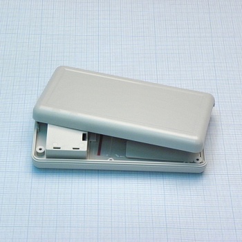 G939G - Корпус из прочного пластика с отсеком для батарей. Серый