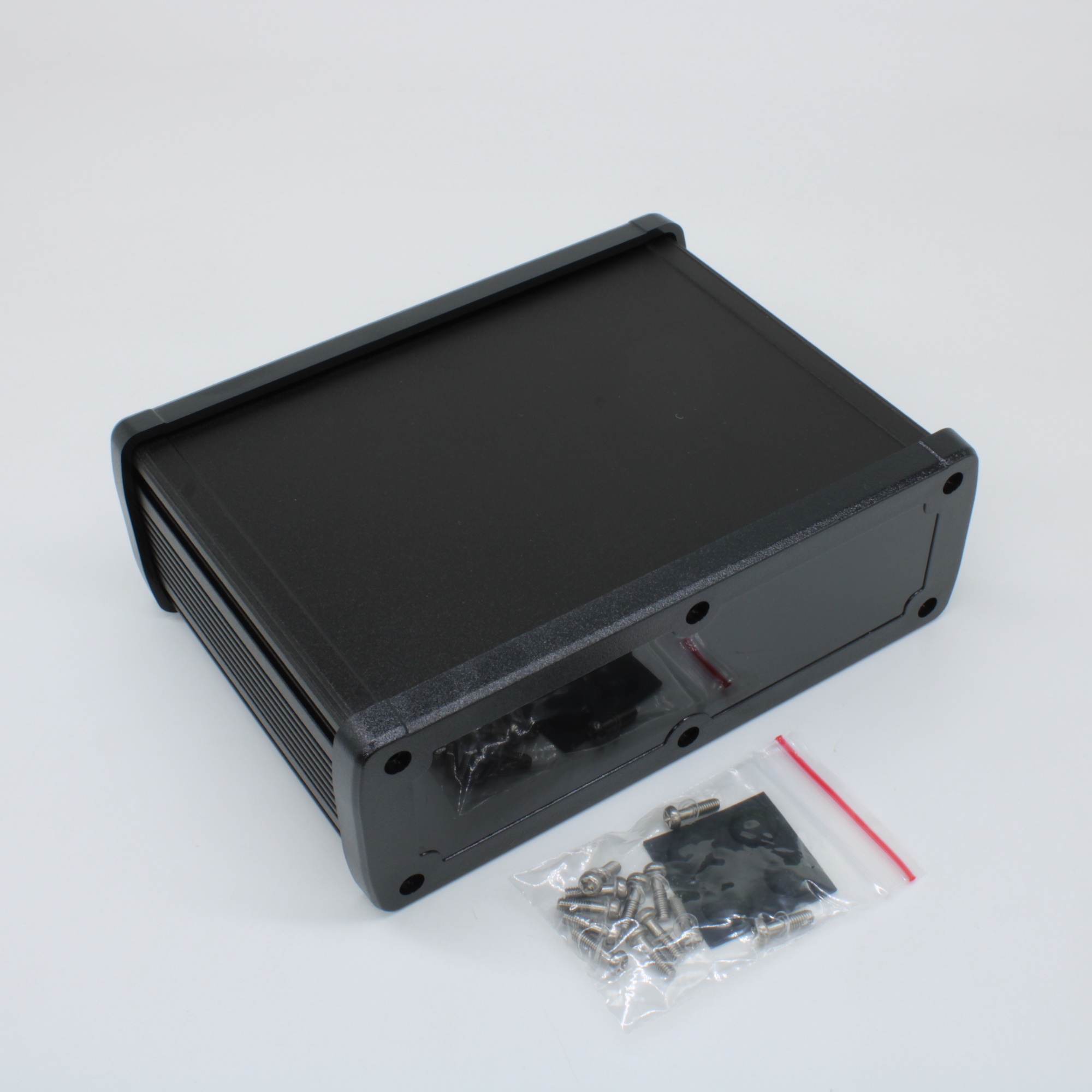 ALUG708BK120-BK - Алюминиевый черный корпус с черными пластиковыми торцевыми панелями