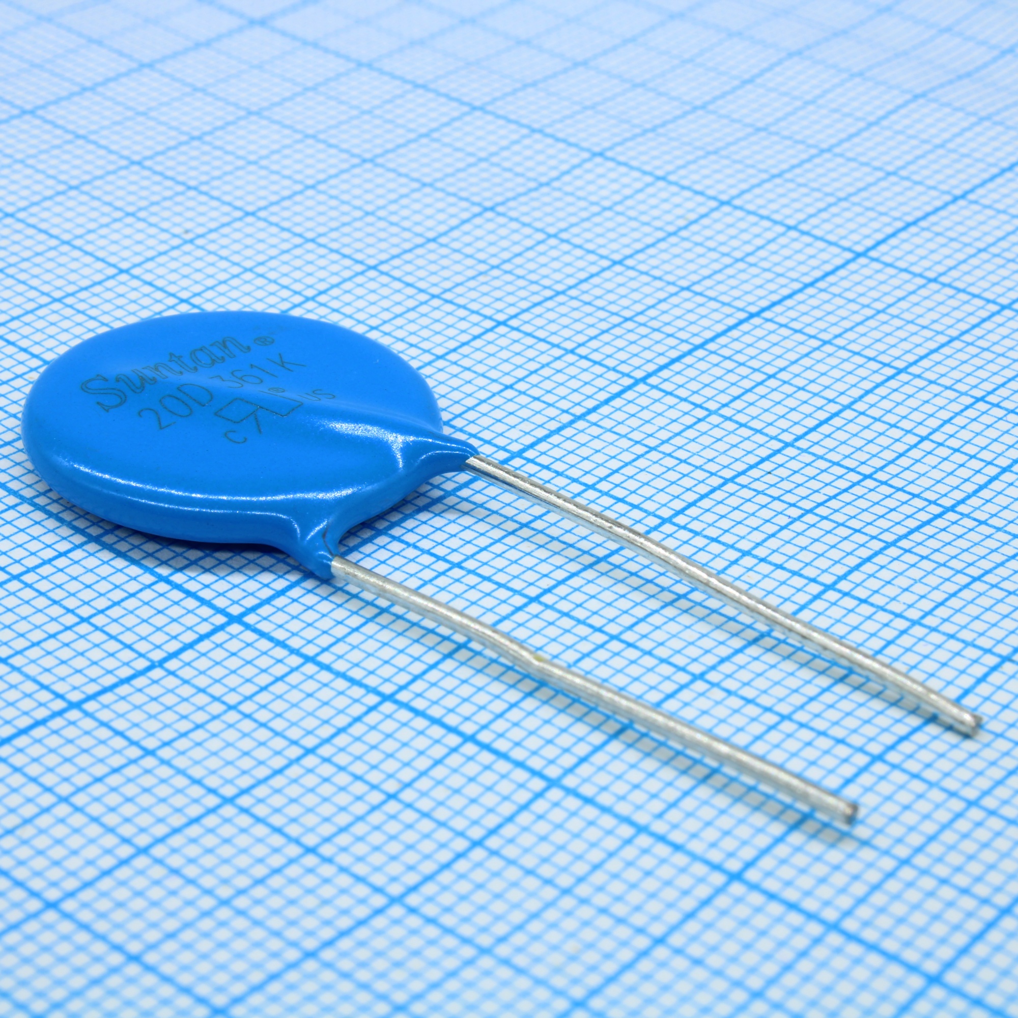 TSV20D361K - Варистор 230Vac/300Vdc, 6500A, 360V(1mA), прямые радиальные выводы, шаг 10мм, россыпь