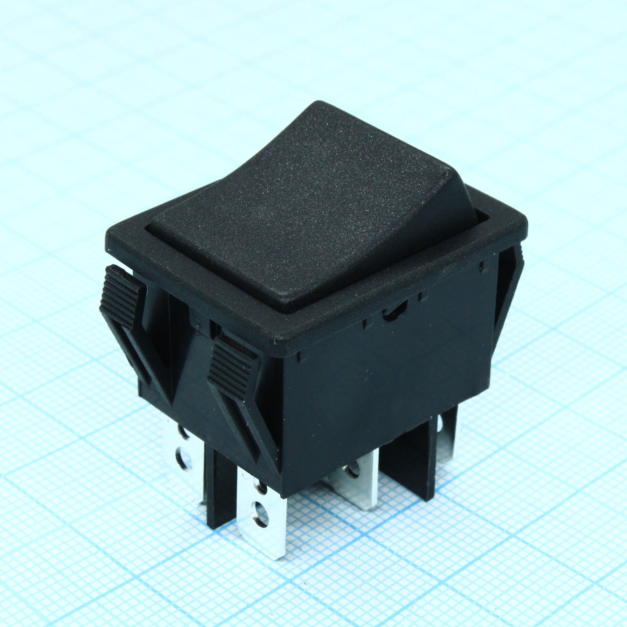 R52-5BBOT-G - Переключатель клавишный 16А 250В ON-OFF 6 Pin -черный-