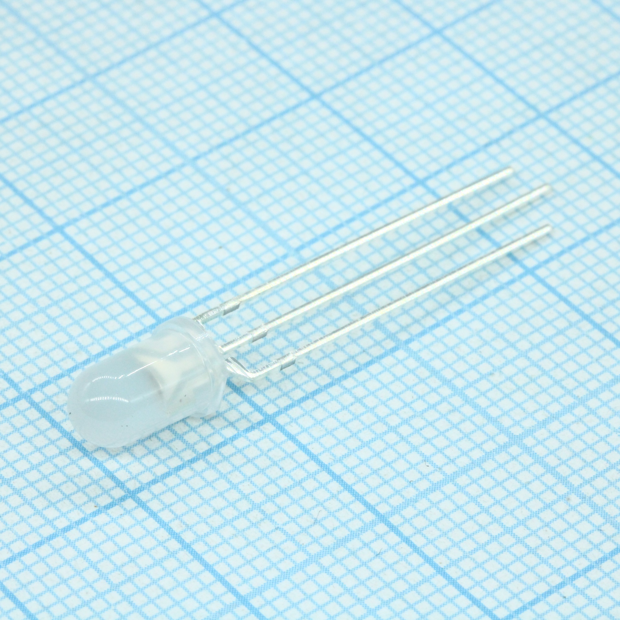 FYL-5019EGW - Светодиод 5мм/красный/625нм/50мкд - зеленый/572нм/58мкд/белый матовый/50°