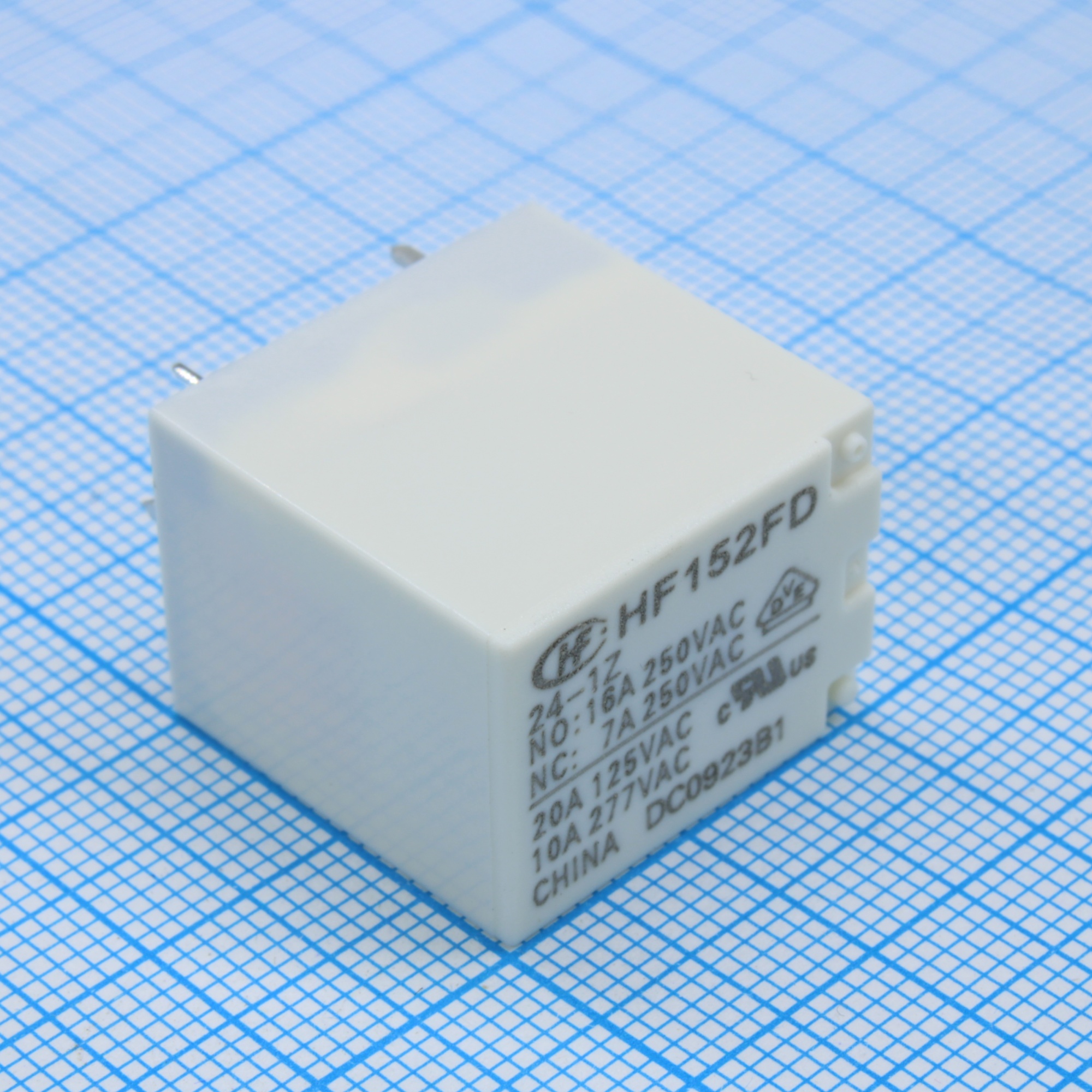 HF152FD/24-1Z - Реле силовое одна группа на переключение 17A/277В переменного тока материал контактов AgNi катушка 24В