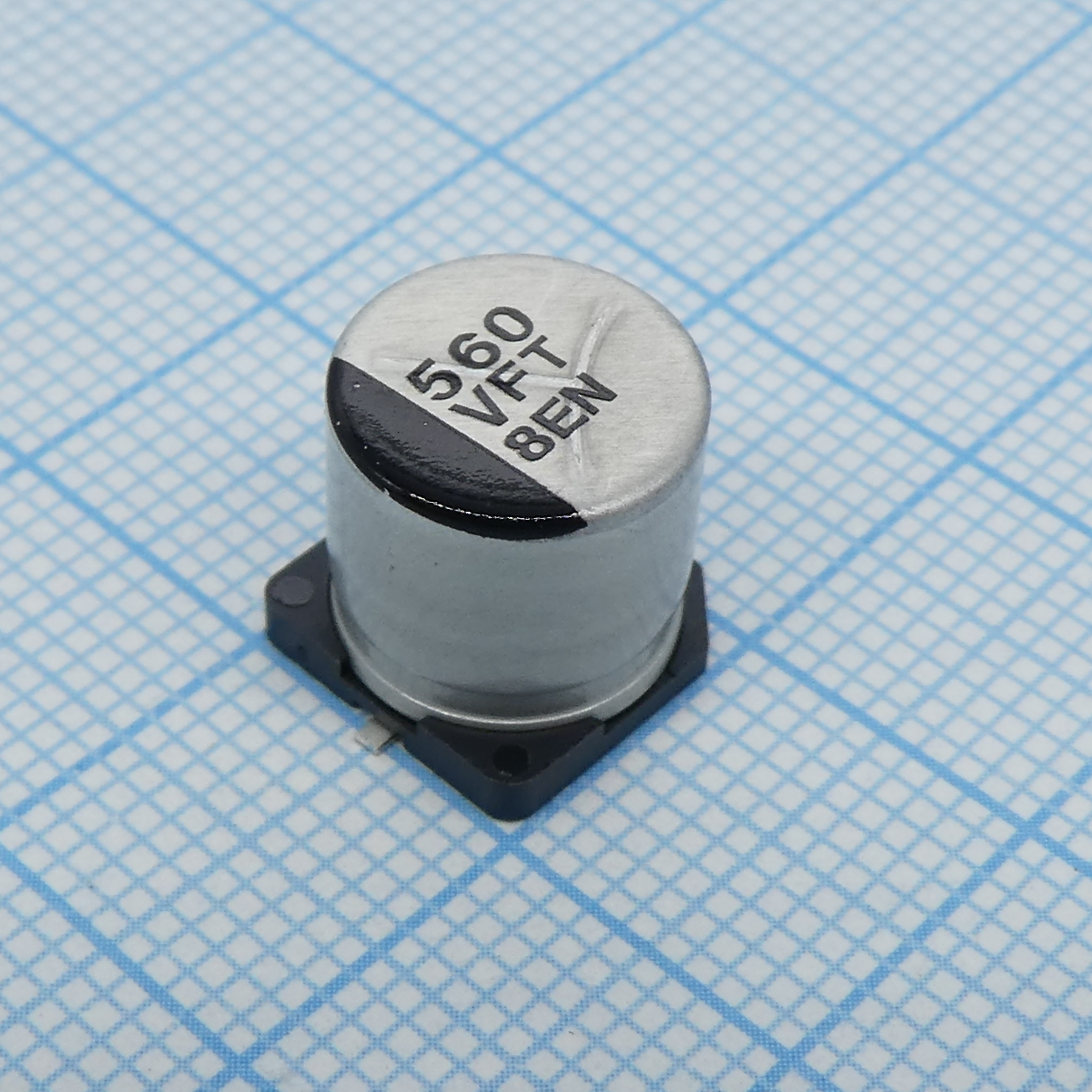 EEEFT1V561AP - Конденсатор радиальный алюминиевый 560мкФ ±20% 35В 105°C/2000ч SMD