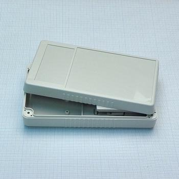 G968G(S)BC - Корпус из прочного пластика с отсеком для батарей