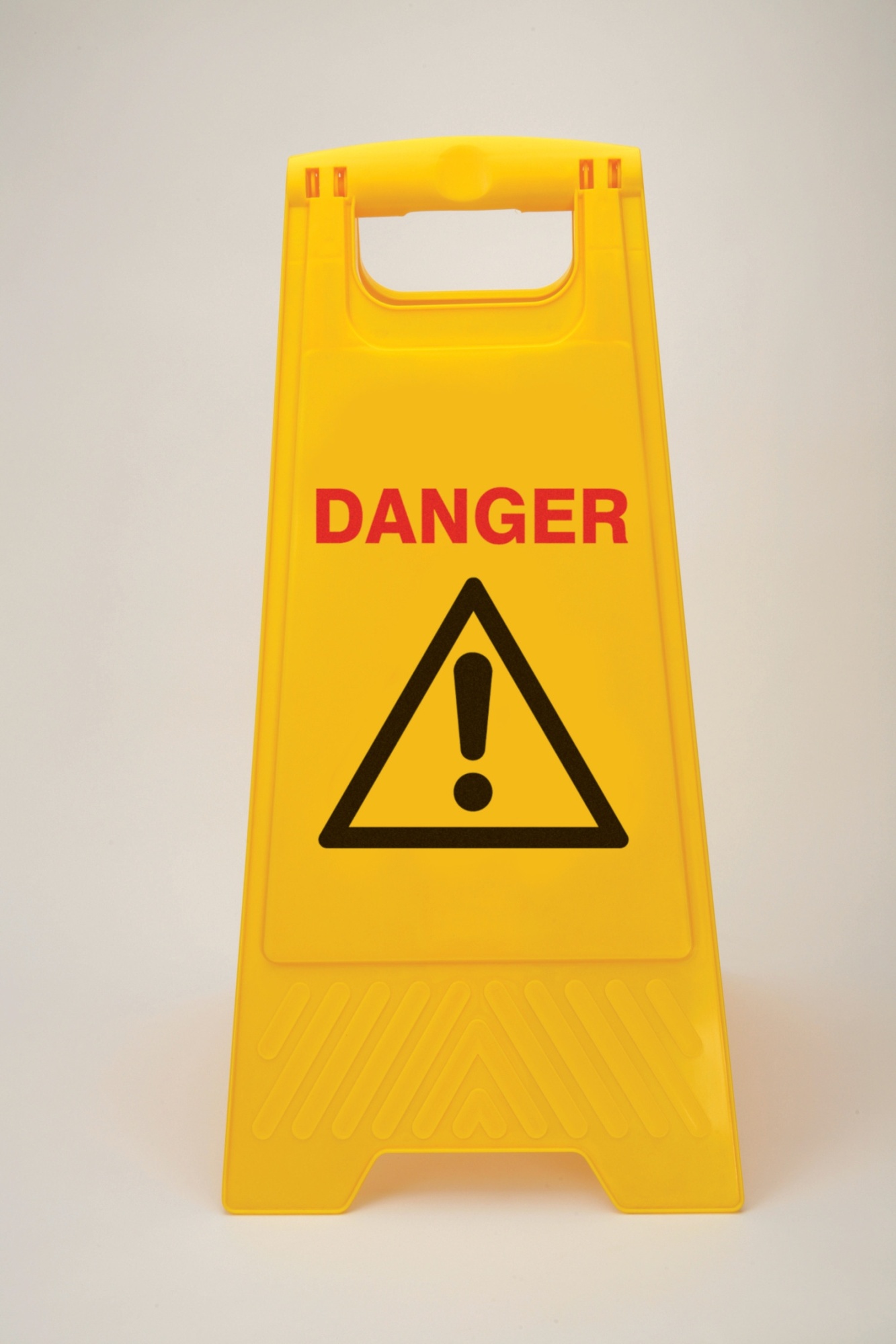 gws256705 - Пластиковая предупреждающая стойка. Цвет  - желтый. Надпись красно/черная «DANGER». Высота 660мм.