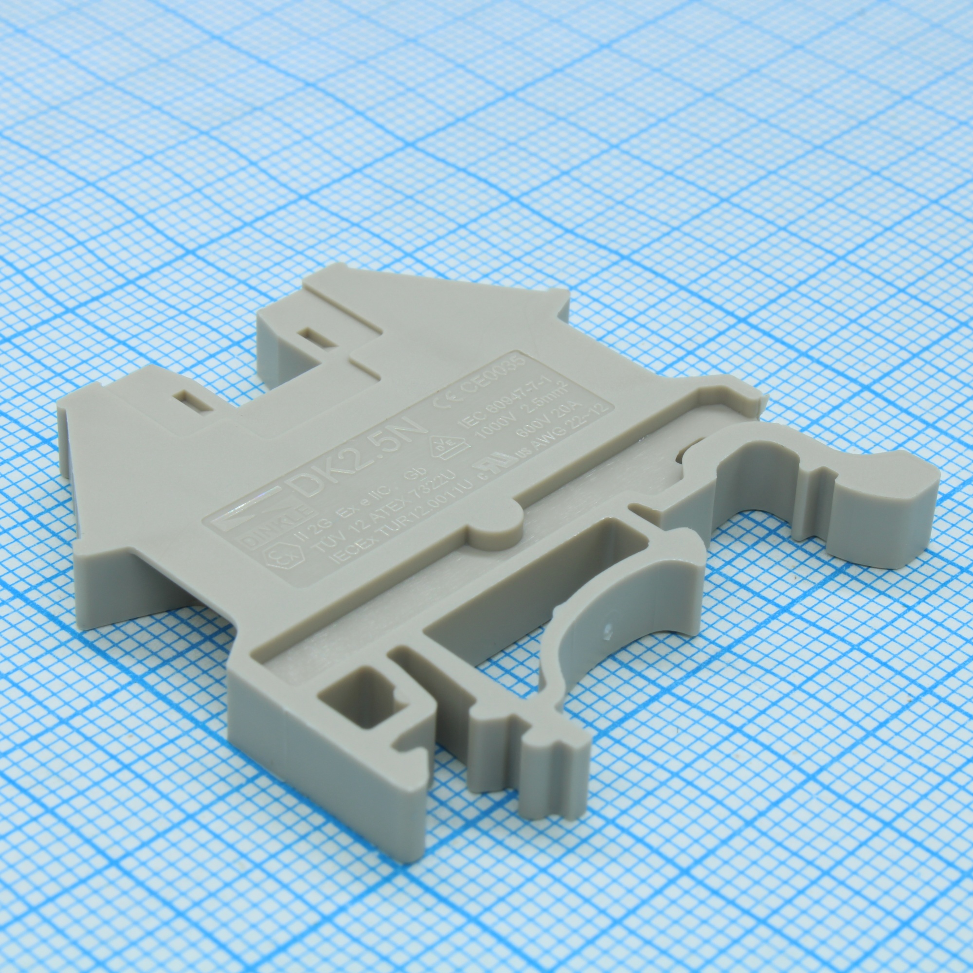 DK2.5N - Клемма-мини проходная винтовая на Дин рейку. UL:  600В, 20А, 22~12 AWG, IEC: 1000B, 24А, 0.34~2.5 мм.кв, Размеры: 5.1х40х40 мм, Материал: полиамид. Длина зачистки проводов: 9-11 мм. Цвет: бежевый