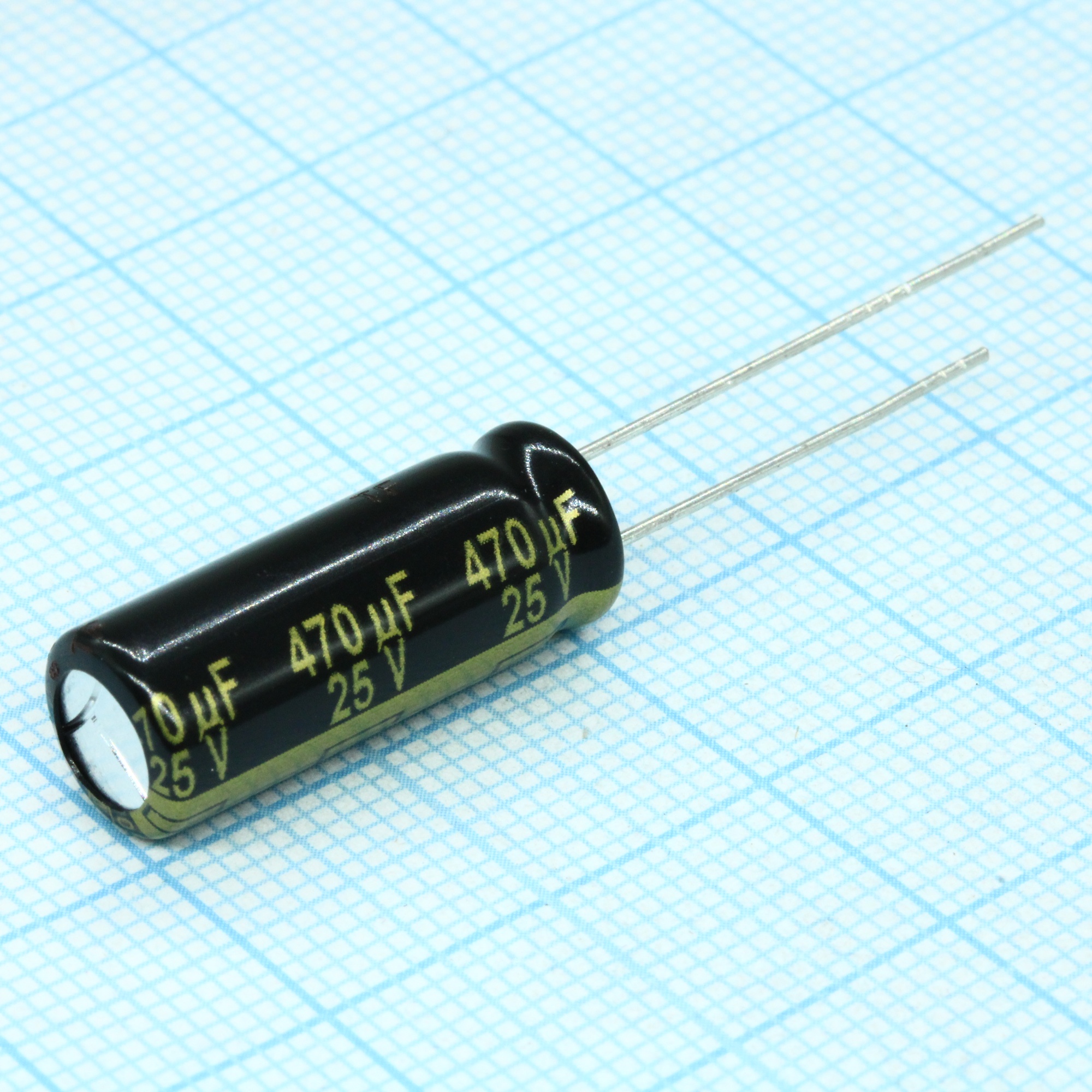 EEUFM1E471L - Конденсатор алюминиевый электролитический 470мкФ 25В 20% (8 X 20мм) радиальные выводы 3.5мм 1560мА 4000час 105°С Россыпь