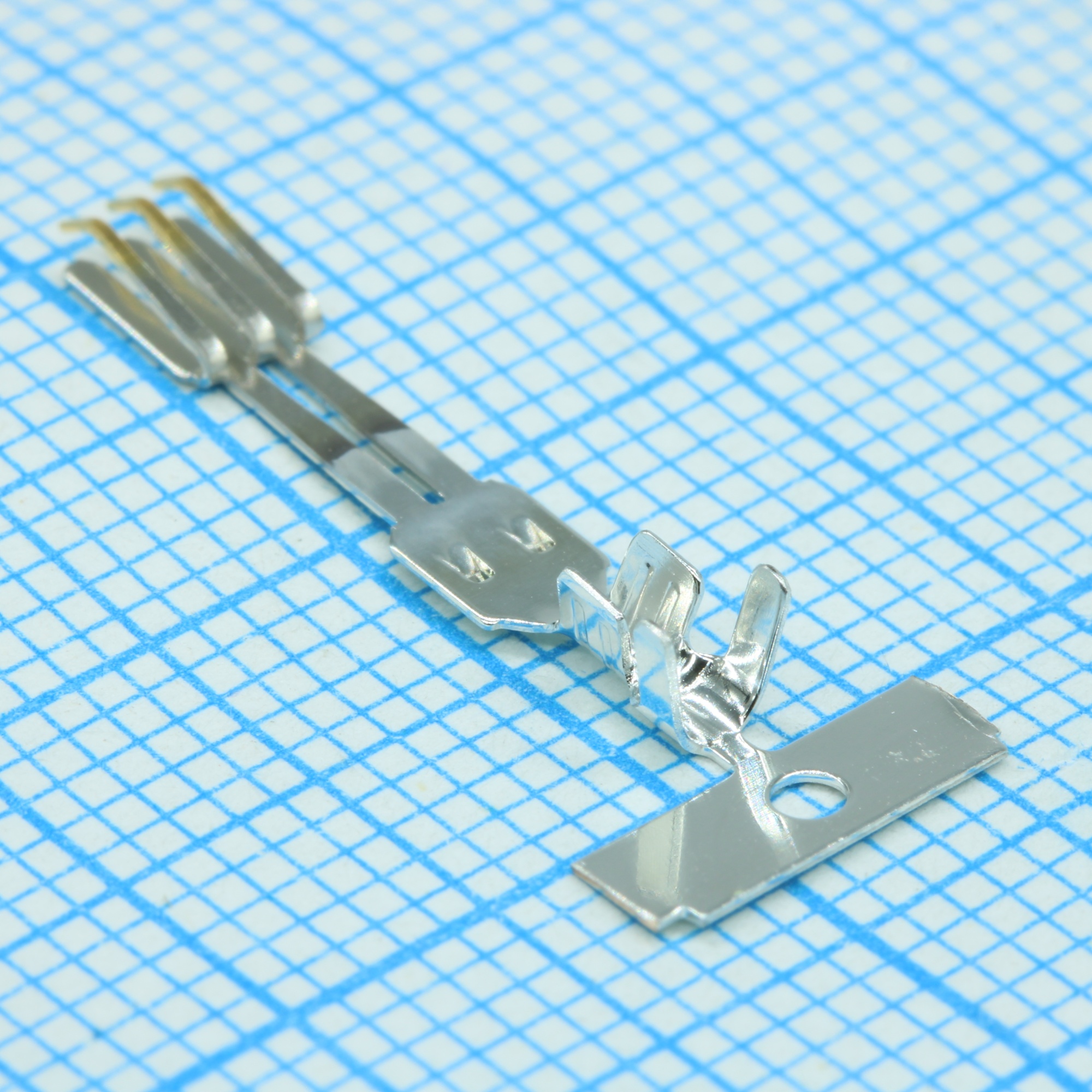 675810000 - Контакт SKT обжим на кабель 18-22AWG Serial ATA рейка